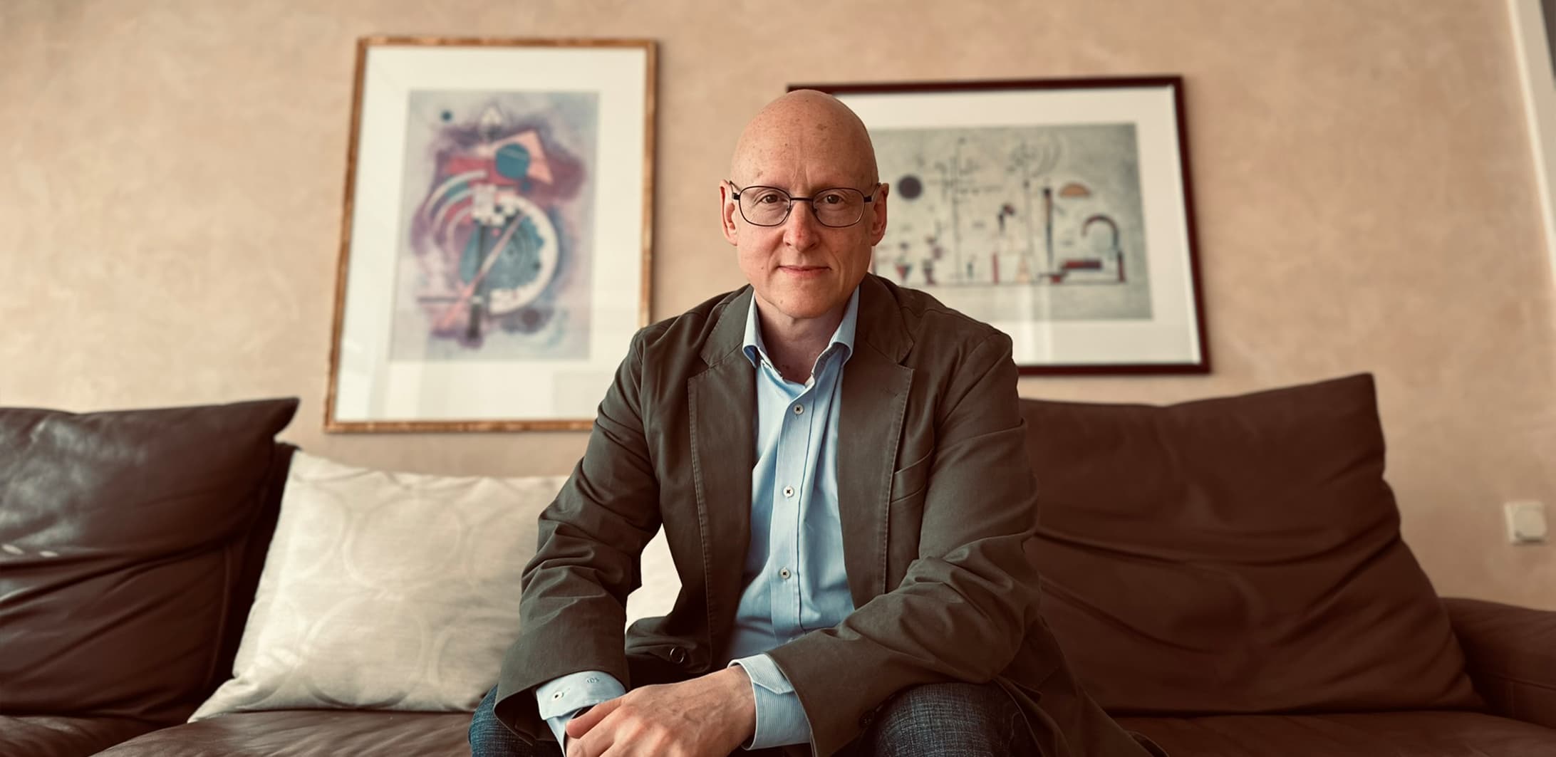 Robert Kiesinger in seiner Praxis für Psychotherapie in Wien